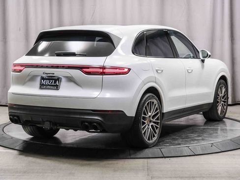 Used 2022 Porsche Cayenne Platinum Edition image 4