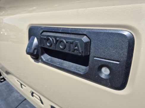 Used 2017 Toyota Tacoma TRD Off-Road w/ Tow Package (A/T) AWD/4WD image 21