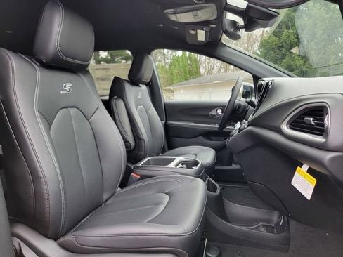 New 2026 Chrysler Pacifica Select AWD/4WD image 24