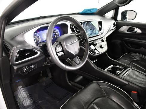 Used 2025 Chrysler Pacifica Limited FWD image 37