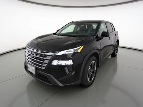 Used 2025 Nissan Rogue SV image 3