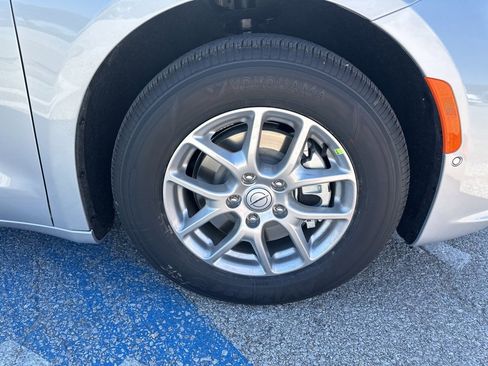 New 2026 Chrysler Pacifica Select image 40