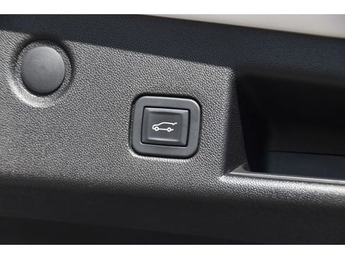 Used 2018 Chevrolet Equinox Premier image 24