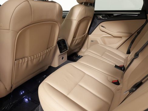 Used 2025 Porsche Macan image 42