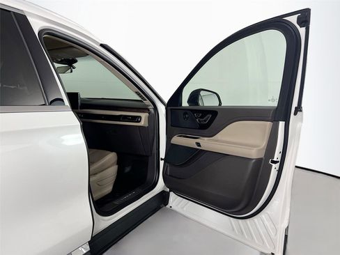 Used 2021 Lincoln Aviator Reserve w/ Elements Package Plus image 27