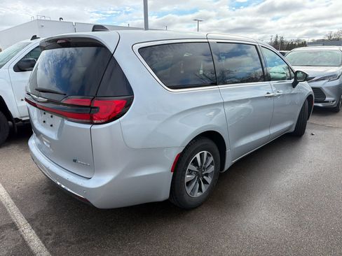Used 2023 Chrysler Pacifica Touring-L image 3