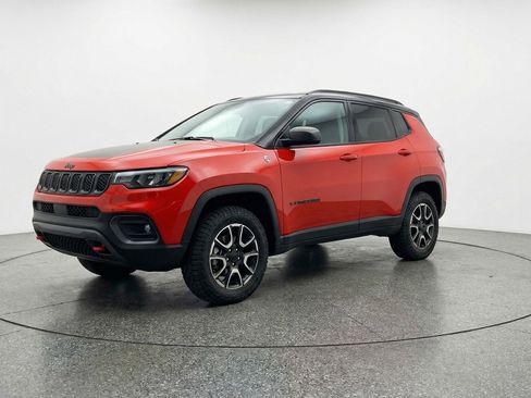Used 2025 Jeep Compass Trailhawk image 3