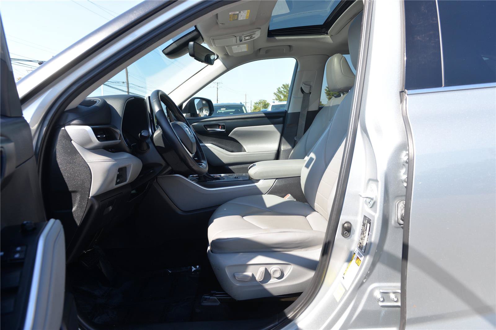 Used 2021 Toyota Highlander XLE w/ Protection Package #3 (TMS) AWD/4WD image 24