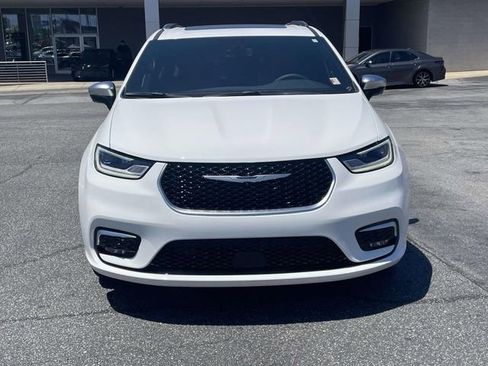 Used 2026 Chrysler Pacifica Pinnacle FWD image 2