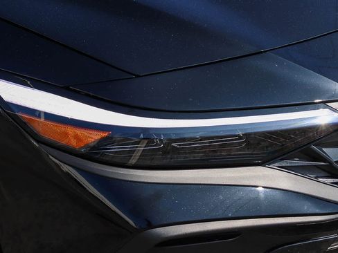 Used 2025 Hyundai Elantra SE w/ Cargo Package image 4