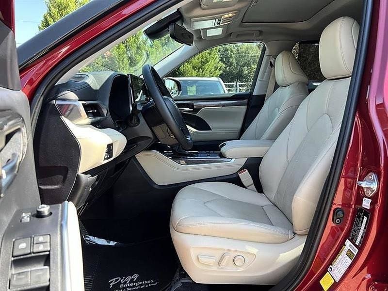 Used 2025 Toyota Highlander Limited FWD image 13