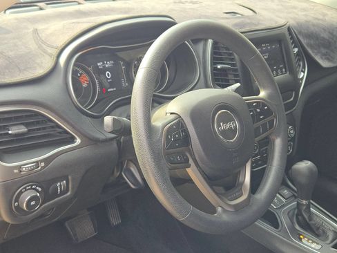 Used 2019 Jeep Cherokee Latitude w/ Popular Appearance Group FWD image 10
