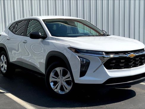 Used 2025 Chevrolet Trax LS image 2