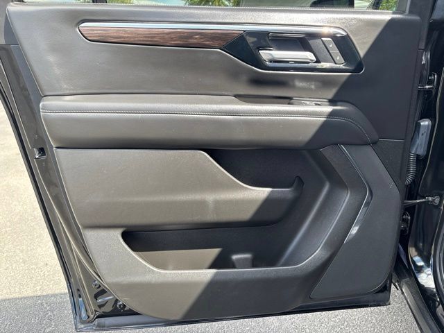 Used 2025 Chevrolet Suburban Z71 AWD/4WD image 28