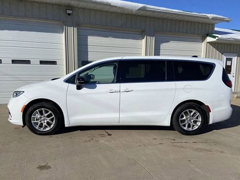 Used 2024 Chrysler Pacifica Touring-L image 4