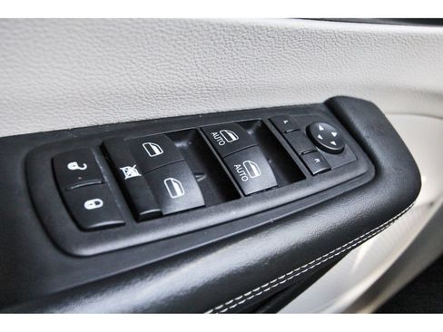 Used 2023 Chrysler Pacifica Touring-L FWD image 19
