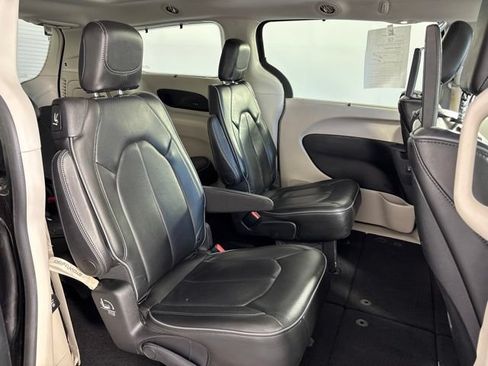 Used 2019 Chrysler Pacifica Limited w/ Tire & Wheel Group FWD image 36