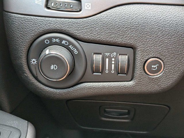 Used 2021 Jeep Cherokee Latitude Lux w/ Comfort/Convenience Group AWD/4WD image 31