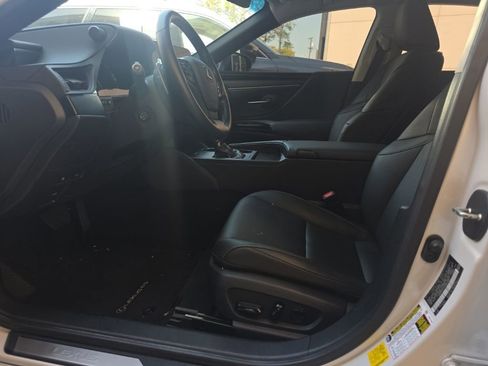 Used 2025 Lexus ES 300h w/ Premium Package FWD image 4