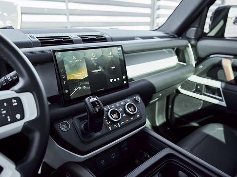 Used 2024 Land Rover Defender 110 SE image 71