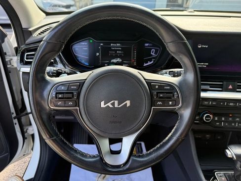 Certified 2022 Kia Niro Touring Special Edition FWD image 12