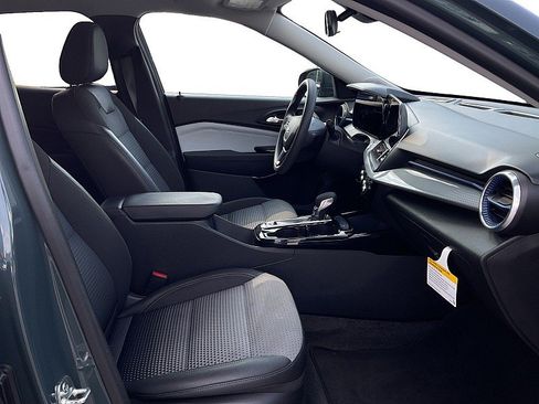 Used 2025 Chevrolet Trax LT FWD image 11
