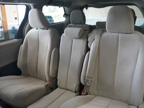 Used 2011 Toyota Sienna LE FWD image 31