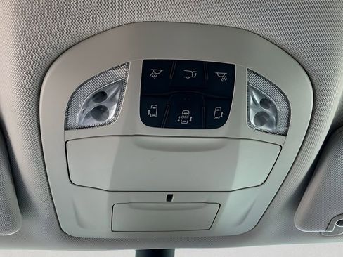 Used 2024 Chrysler Pacifica Touring-L image 38