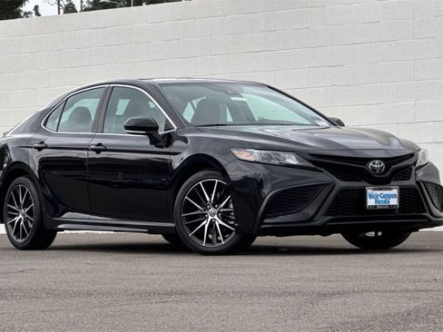 Used 2023 Toyota Camry SE image 2
