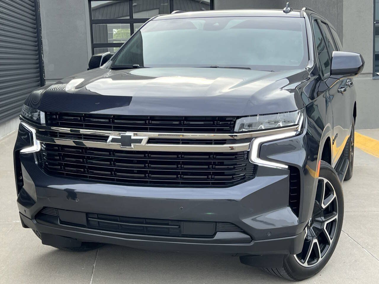 Used 2023 Chevrolet Suburban RST w/ Sport Performance Package AWD/4WD image 3