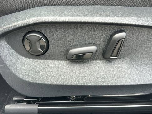 New 2026 Volkswagen Taos SE image 18