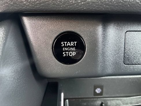 Used 2025 Nissan Rogue SL AWD/4WD image 29