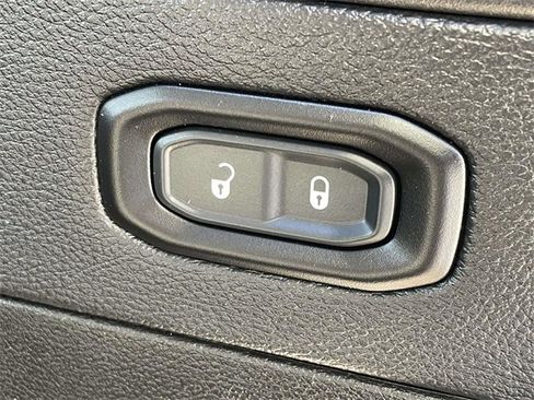 Used 2023 Jeep Wrangler Unlimited Sahara image 17