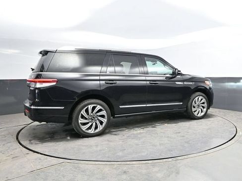 Used 2024 Lincoln Navigator Reserve AWD/4WD image 2