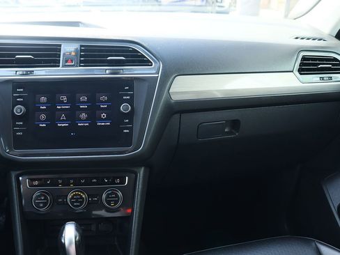 Used 2021 Volkswagen Tiguan SE image 46