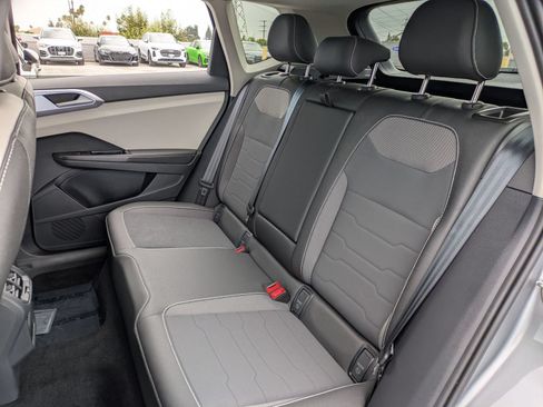 Used 2025 Volkswagen Taos SE w/ Panoramic Sunroof Package FWD image 31