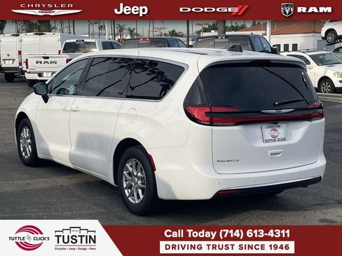New 2026 Chrysler Pacifica Select FWD image 4