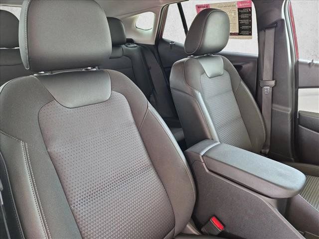 Used 2025 Chevrolet Trax LT FWD image 19
