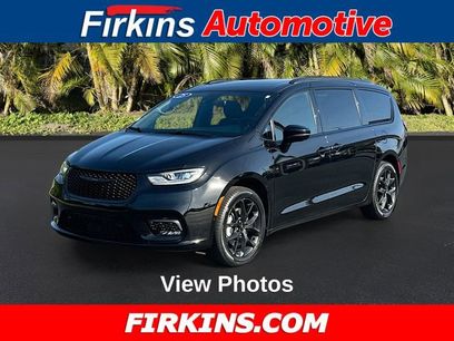Used 2025 Chrysler Pacifica Limited w/ Uconnect Theater Family Group