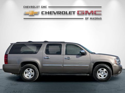 Used 2013 Chevrolet Suburban LTZ image 2