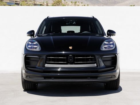 Certified 2025 Porsche Macan AWD/4WD image 10