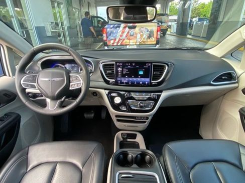 Used 2023 Chrysler Pacifica Touring-L image 16