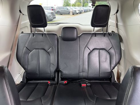 Used 2022 Chrysler Pacifica Touring-L FWD image 30