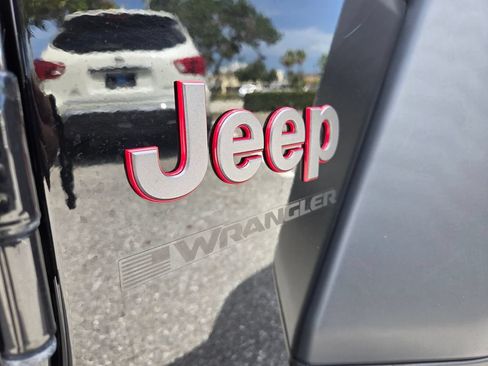 Used 2024 Jeep Wrangler Unlimited Rubicon AWD/4WD image 18