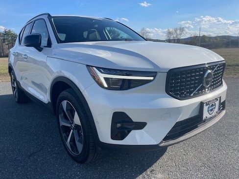 Used 2025 Volvo XC40 B5 Plus w/ Protection Package Premier AWD/4WD image 6