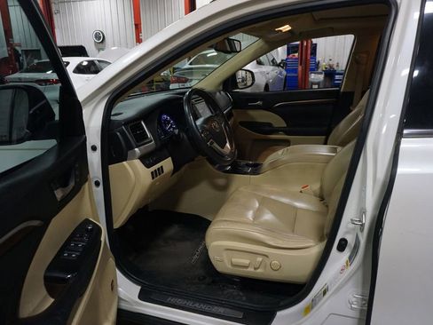 Used 2015 Toyota Highlander Limited w/ Driver Technology Package image 2