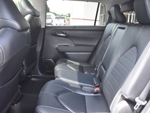 Used 2023 Toyota Highlander XLE FWD image 16
