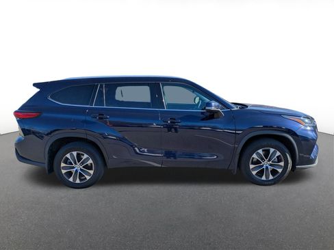Used 2022 Toyota Highlander XLE image 2