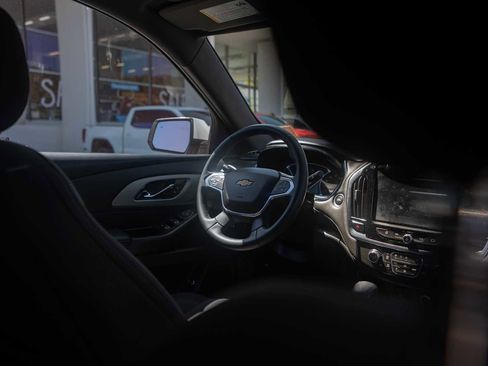 Used 2023 Chevrolet Traverse LT FWD image 13