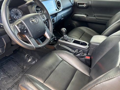 Used 2022 Toyota Tacoma TRD Off-Road w/ TRD Premium Off Road Package AWD/4WD image 13